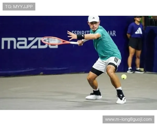 网球赛季火热开启 世界顶级选手争锋激烈争夺冠军荣耀