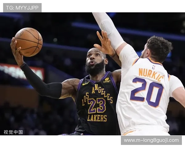 詹姆斯关键时刻再显神勇助湖人险胜对手晋级季后赛